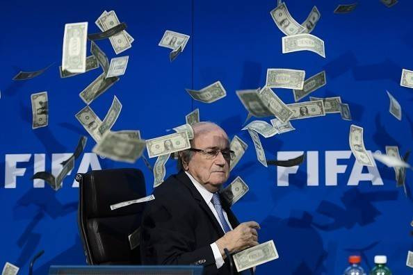 Ném cơn mưa tiền phản đối Chủ tịch FIFA Sepp Blatter Ảnh 2