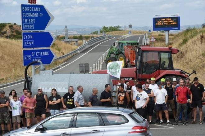 Nông dân Pháp lái máy cày chặn đường phố vì bất bình Ảnh 2