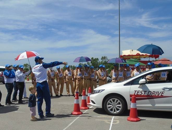 Cảnh sát giao thông được đào tạo lái xe an toàn Ảnh 2