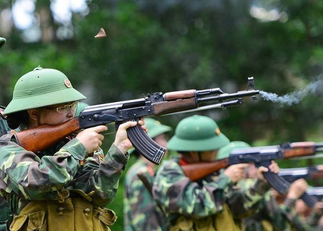 Nữ nhân viên công sở bắn đạn thật với súng AK Ảnh 2