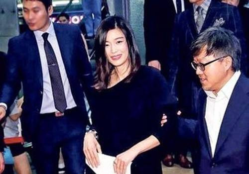 Mang bầu gần 3 tháng, Jeon Ji Hyun được vệ sĩ hộ tống Ảnh 2