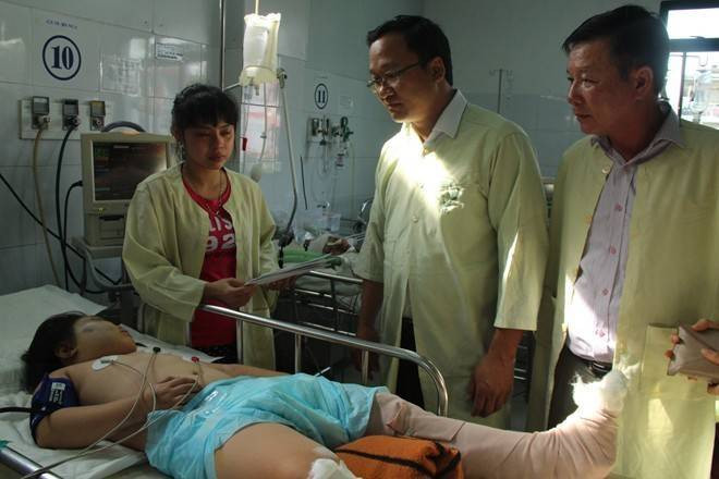 Hai bé bị ôtô hất khỏi cầu Thuận Phước qua cơn nguy kịch Ảnh 2