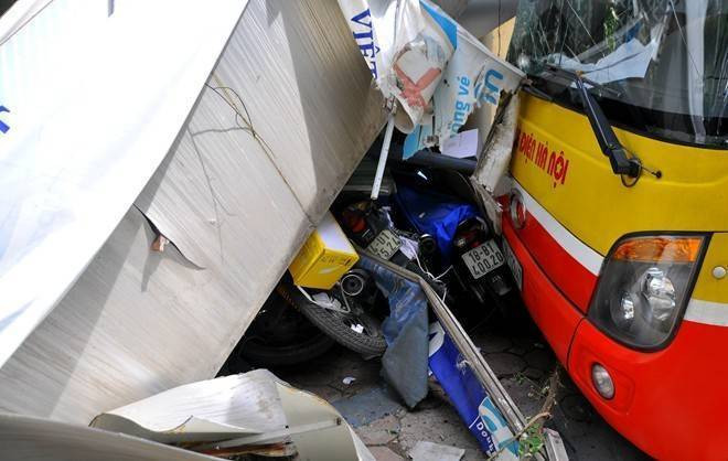 Xe buýt phi lên vỉa hè húc gần chục xe máy Ảnh 2