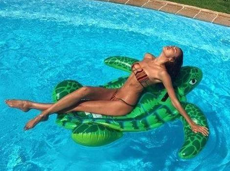 Theo chân sao: Bồ cũ Ronaldo khoe dáng tại bể bơi Ảnh 2