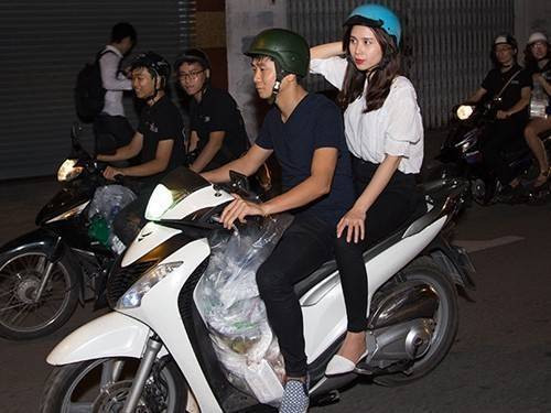 Vợ chồng Lưu Hương Giang đi xe máy phát cơm giữa đêm Ảnh 2