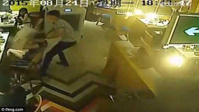 Kinh hoàng clip hot girl bị phục vụ nam dội nước nóng lên đầu Ảnh 2