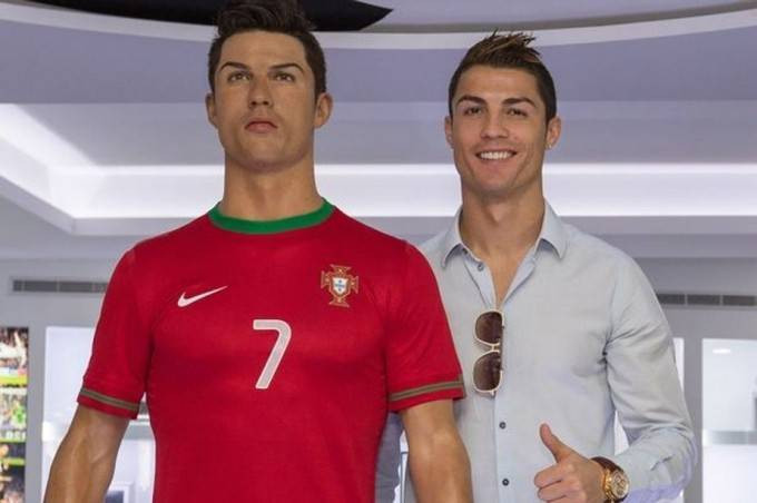 Ronaldo làm tượng sáp thứ 2 cho mình Ảnh 2