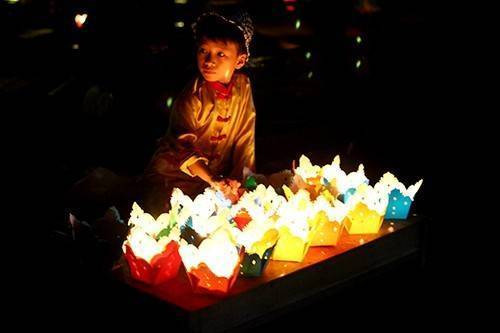 Phố cổ Hội An lung linh đêm hoa đăng mừng lễ Vu Lan Ảnh 2