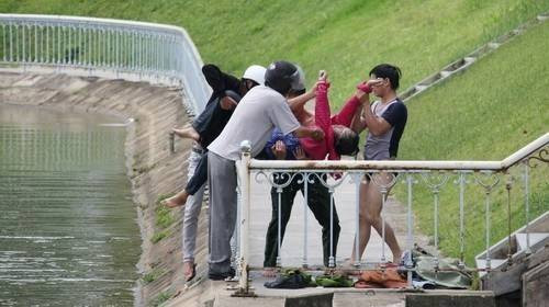 Ngưỡng mộ cảnh sát trẻ ở Lâm Đồng lao xuống hồ cứu người Ảnh 2