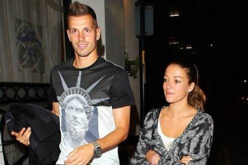 Người yêu của ngôi sao MU Schneiderlin bị dọa tung ảnh nóng Ảnh 2