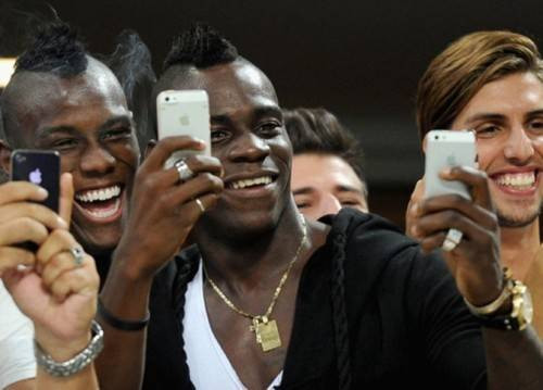 Balotelli từng trốn tập luyện để đi tậu… iPhone 6 Ảnh 2