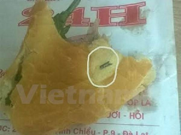 Cắn phải dao lam trong bánh mì của chuỗi cửa hàng 24h Ảnh 2