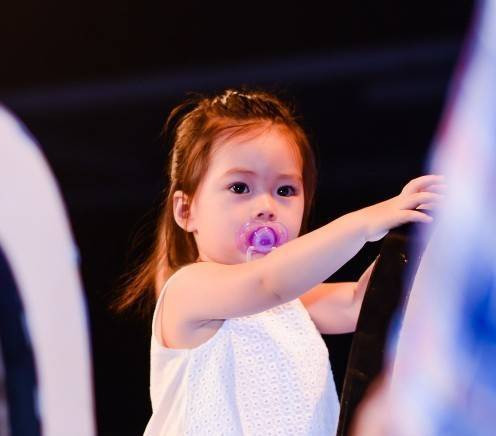 Hình ảnh 'ngậm ti giả' đáng yêu của con gái Đoan Trang Ảnh 2