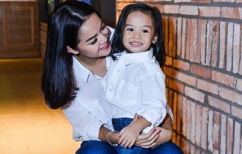 Mẹ con Phạm Quỳnh Anh 'tone sur tone' đến ủng hộ Sơn Tùng M-TP Ảnh 2