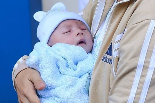 Bé sơ sinh bị đâm xuyên sọ: Niềm vui ngày ra viện Ảnh 2