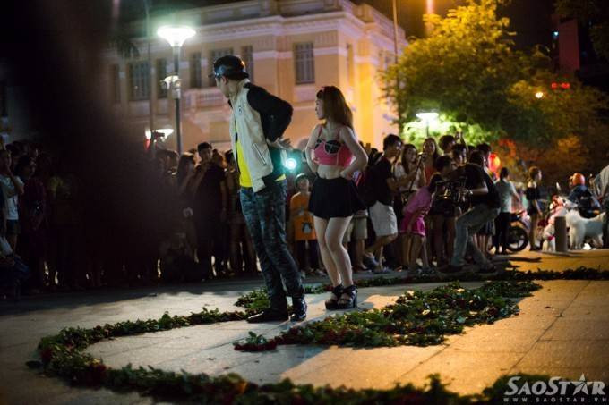 Màn cầu hôn ấn tượng của chàng trai Biker trên phố đi bộ Ảnh 2