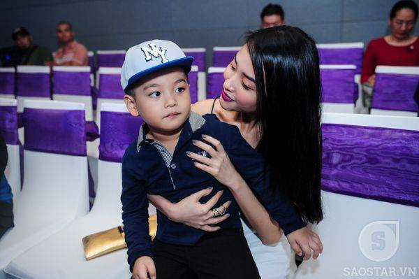 'Tình cũ' Trấn Thành lần đầu tiên đưa con trai đi sự kiện Ảnh 2