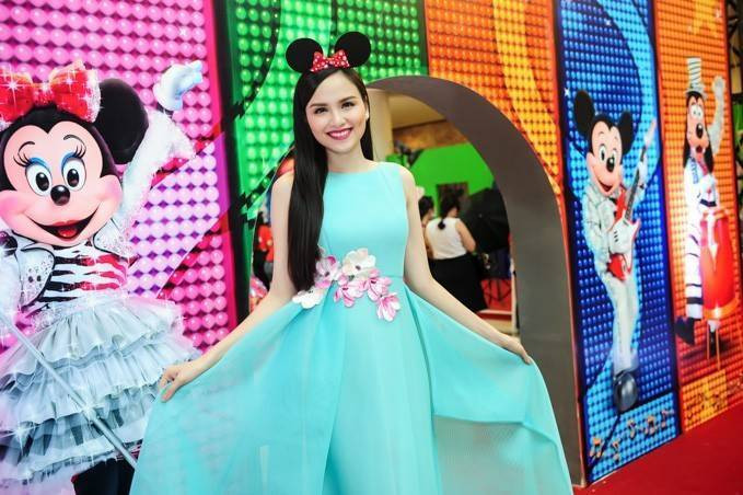 Hoa hậu Diễm Hương đeo tai chuột Mickey xinh như công chúa Ảnh 2