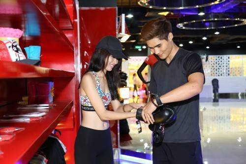 Quang Hùng làm vệ sỹ đưa Quỳnh Châu tham dự Hoa hậu hoàn vũ 2015 Ảnh 2