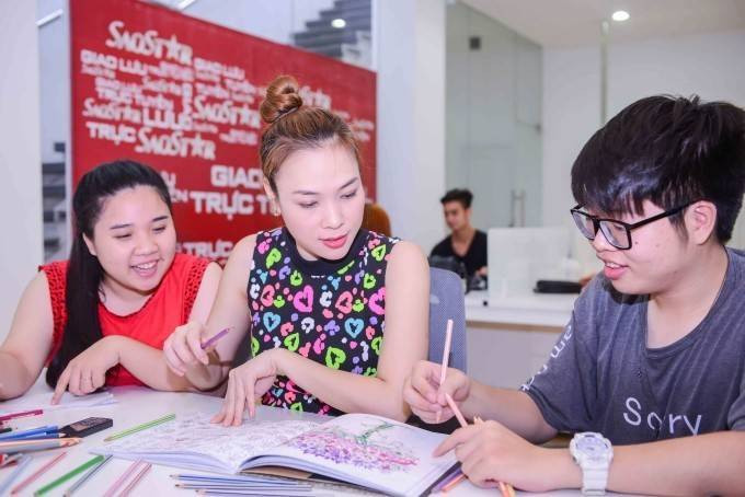 Cận cảnh Mỹ Tâm hăng say chơi trò tô màu đang hot của giới trẻ Ảnh 2