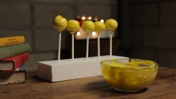 Cách làm bánh hình trái banh Golden Snitch trong Harry Potter Ảnh 2