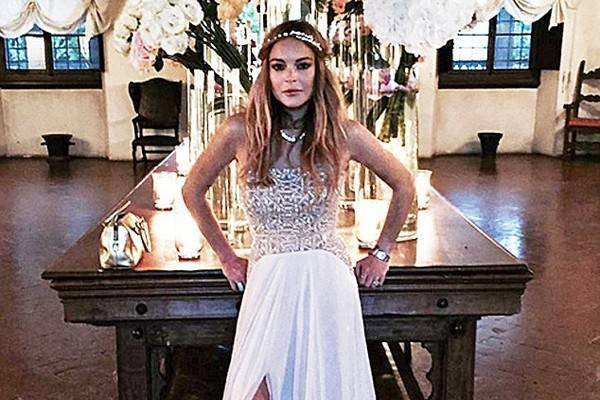 Lindsay Lohan bị chỉ trích vì cố tình mặc nổi hơn cô dâu Ảnh 2