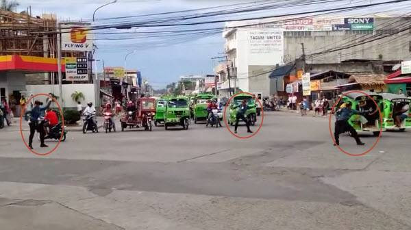 ‘Phát sốt’ với cảnh sát giao thông nhảy ‘Twerk it like Miley’ giữa ngã tư Ảnh 2