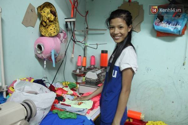 Cô bé đạp xe rong ruổi khắp ngõ hẻm Sài Gòn để bán quần áo cho chó, mèo Ảnh 2