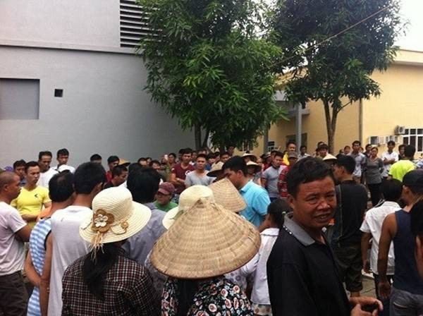 Khiêng quan tài rỗng vào viện sau cái chết bất thường Ảnh 2