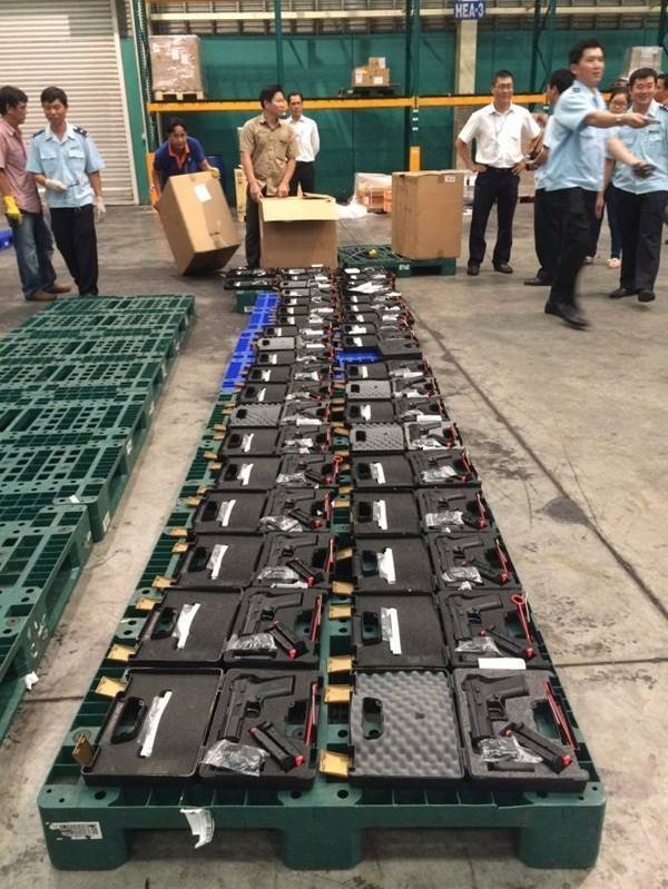 Hàng trăm khẩu súng ngắn nhập lậu vào VN bằng máy bay Ảnh 2