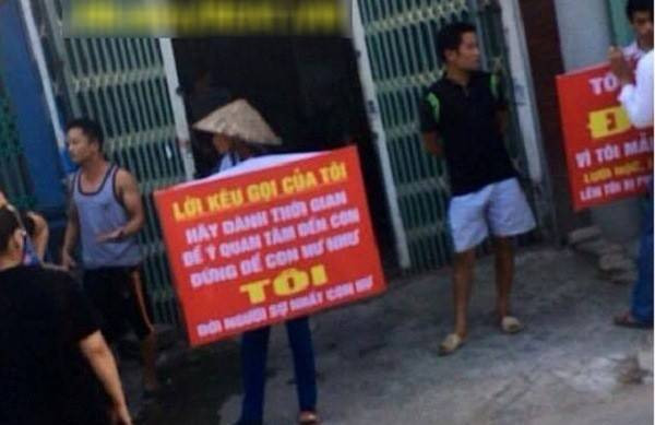 Mẹ ôm bảng nhận lỗi giữa đường vì để con nghiện game Ảnh 2