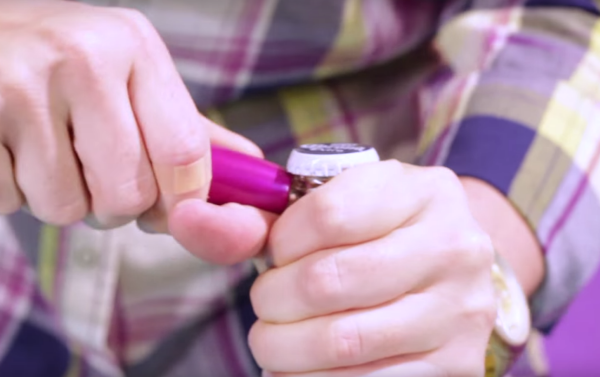 11 cách ‘cứu nguy’ khi không có đồ khui nắp chai Ảnh 2