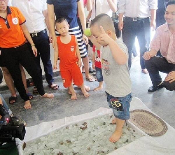 Phụ huynh nói gì sau khi cho con trải nghiệm đi trên thảm thủy tinh? Ảnh 2