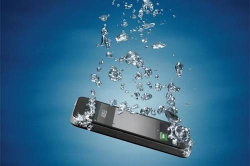 Làm gì khi smartphone lỡ rơi xuống nước? Ảnh 2