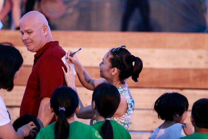 Thu Minh mượn bờ vai chồng ký tên cho fan nhí Ảnh 2