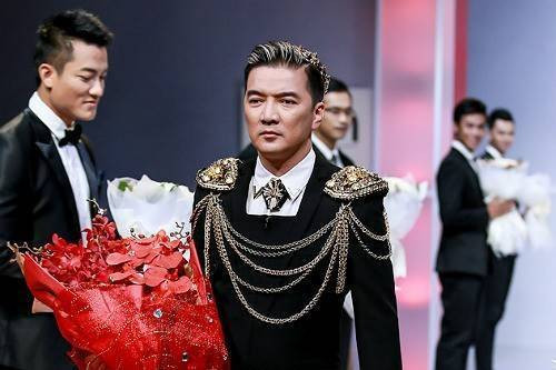 Mặc chiều cao khiêm tốn, Đàm Vĩnh Hưng vẫn tự tin làm vedette Ảnh 2