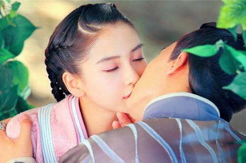 'Vân Ca' Angela Baby tình tứ hôn nam phụ Ảnh 2