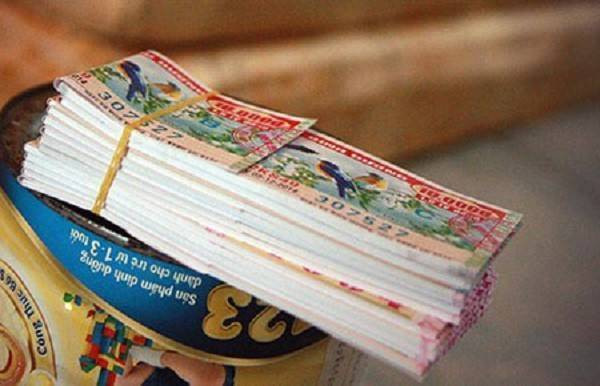 Bán vé số không hết, bé gái bị mẹ đổ xăng đốt Ảnh 2