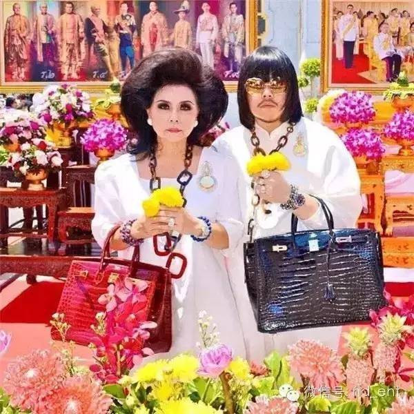 Mẹ và con trai rủ nhau khoe hàng hiệu mỗi ngày trên mạng xã hội Ảnh 2