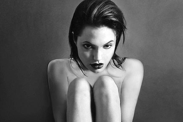 Ảnh nude thời trẻ của Angelina Jolie được tiết lộ Ảnh 2