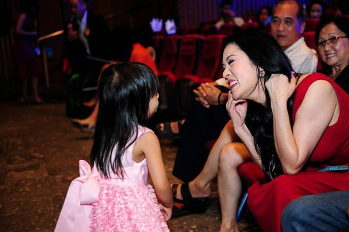 Thu Phương được fan nhí 'bao vây' khi đến xem 4 học trò biểu diễn Ảnh 2