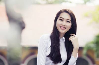 Khi hoa hậu hóa nữ sinh nhờ tà áo dài trắng Ảnh 2