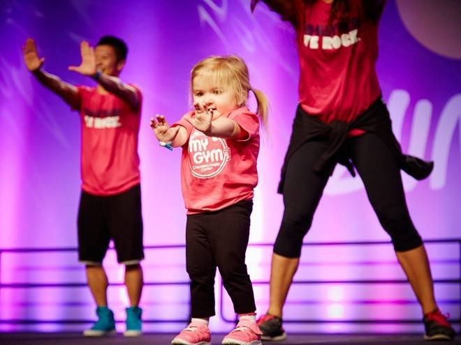 Bé gái mắc bệnh thiếu máu nhảy Zumba khiến mọi người nể phục Ảnh 2