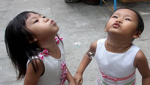 Ngày khai giảng không trọn vẹn của hai chị em Huyền, Thoại Ảnh 2