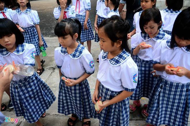 Sau một thời gian anh Tuấn (ba của Huyền, Thoại) tiêu hết tiền của các nhà hảo tâm ủng hộ, bị đuổi ra khỏi chỗ trọ, ba cha con lại phải ra lề đường sống. Hai bé được nhà chùa đưa vào trung tâm để nuôi dạy, cho ăn học từ đầu tháng 6/2015. Trước khi đi khai giảng, các bé được cô phụ trách nuôi dưỡng phát bánh ăn sáng.