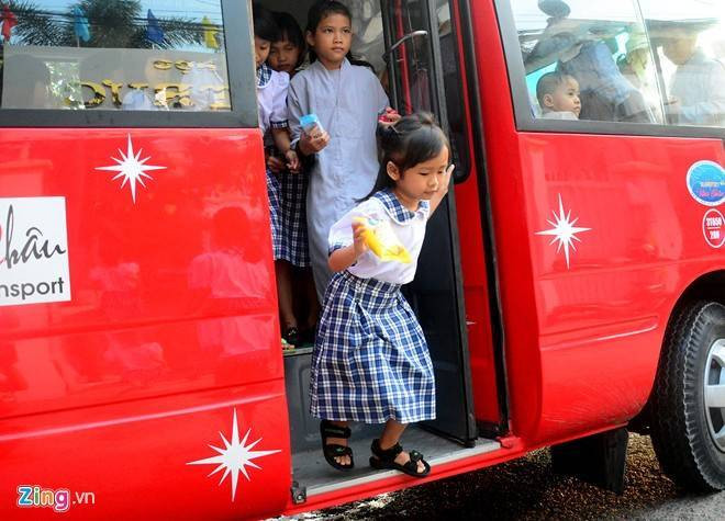 Trung tâm dùng xe đưa đón học sinh 3 cấp từ những khu vực khác nhau trên địa bàn. Huyền háo hức xuống xe để vào một môi trường mới mà em sẽ gắn bó trong 5 năm tới.