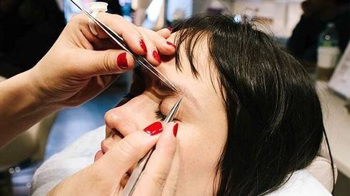 Trào lưu nối lông mày từ tóc Ảnh 2