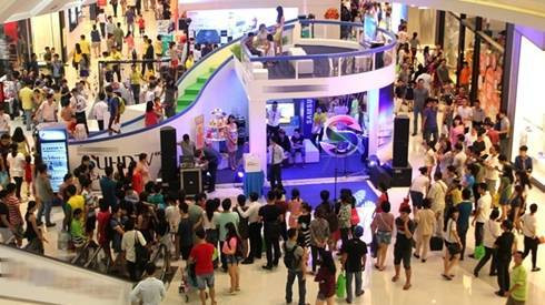 Xếp hàng chờ mua đồ giảm giá ở phố nhà giàu Ảnh 2