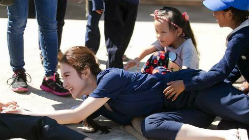 Angela Phương Trinh té nhào khi chơi keo co cùng học sinh miền núi Ảnh 2