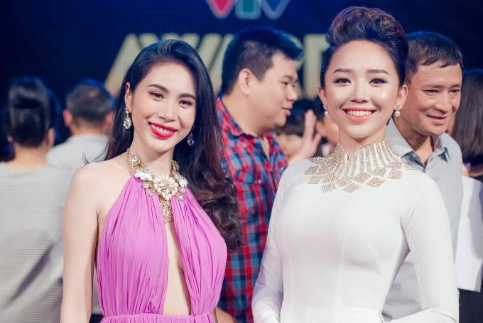 Thủy Tiên suýt lộ vòng 1, Tóc Tiên 'kín cổng cao tường' tại VTV Awards Ảnh 2